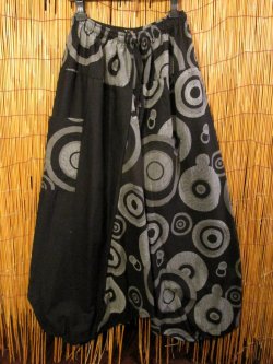画像1: 黒色＋和風プリント＊切り替え＊コットン素材＊ふんわり＊サルエルパンツ
