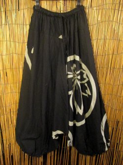 画像1: 黒色＋和風プリント＊切り替え＊コットン素材＊ふんわり＊サルエルパンツ