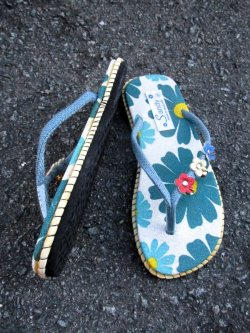 画像2: 【２２・５ｃｍ〜２３ｃｍ】お花プリント＊鈴付き＊ビーチサンダル