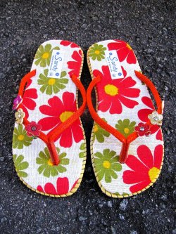 画像1: 【２４・５ｃｍ〜２５ｃｍ】お花プリント＊鈴付き＊ビーチサンダル