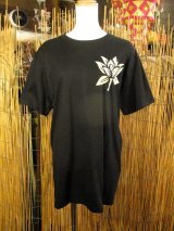 画像: 黒色＊コットン素材＊抜染プリント＊ロータス＊半袖＊Ｔシャツ＊Ｌ