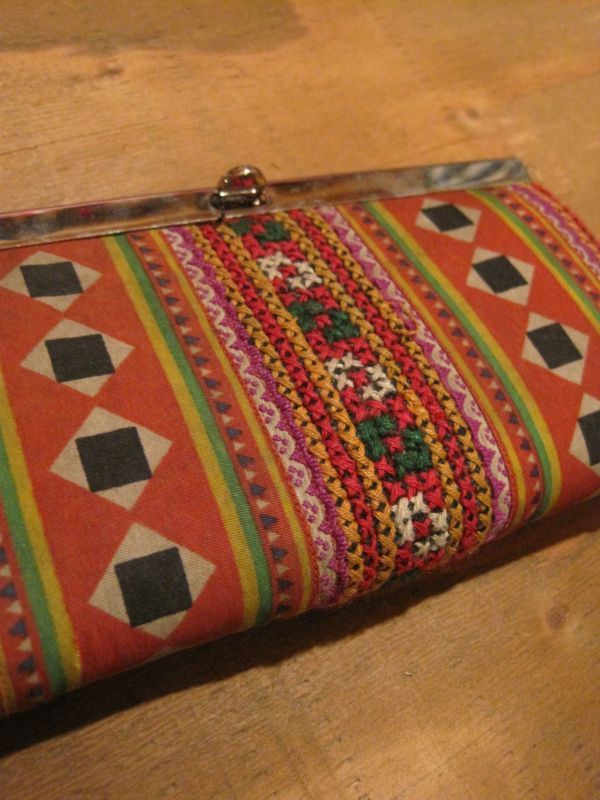 画像: 少数民族モン族生地を使用した長財布