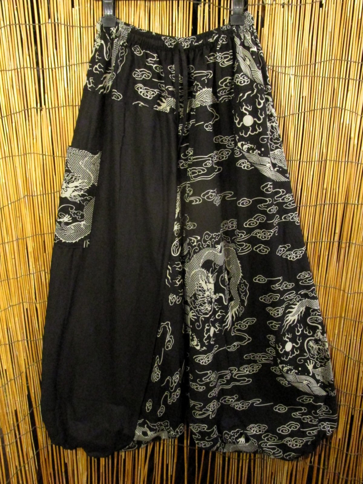画像1: 黒色＋和風プリント＊切り替え＊コットン素材＊ふんわり＊サルエルパンツ