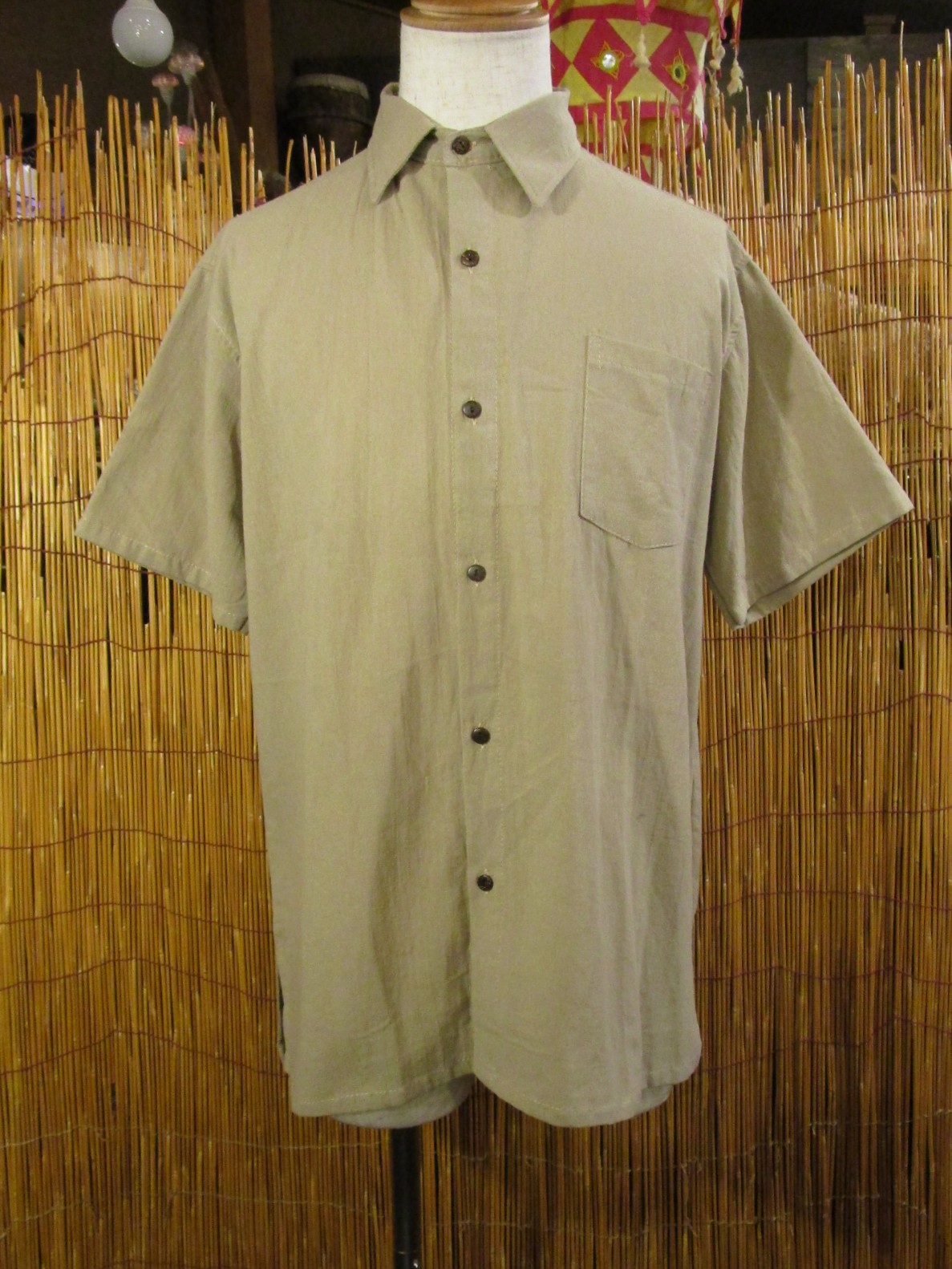画像1: 無地＊コットン素材＊ココナッツボタン＊半袖＊シャツ ＊Ｌ