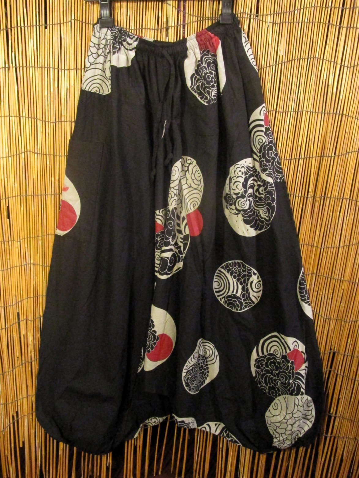 画像1: 黒色＋和風プリント＊切り替え＊コットン素材＊ふんわり＊サルエルパンツ