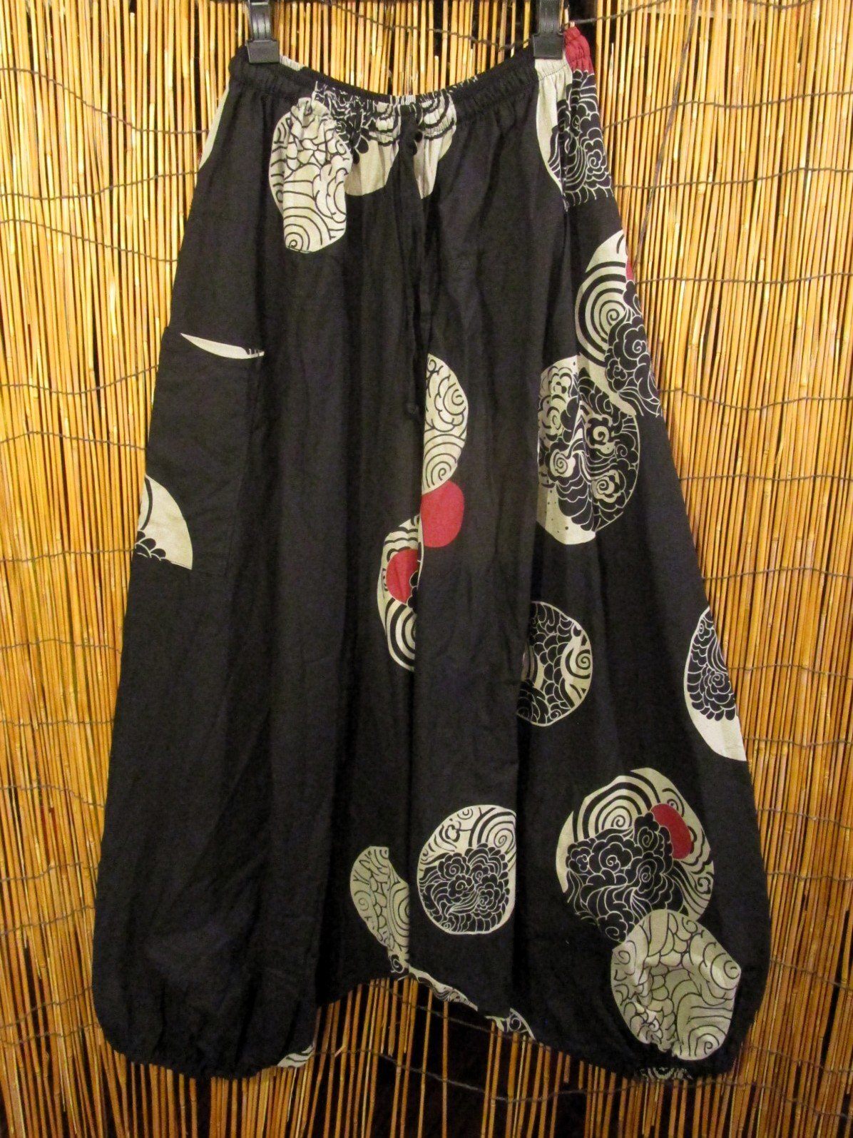 画像1: 黒色＋和風プリント＊切り替え＊コットン素材＊ふんわり＊サルエルパンツ