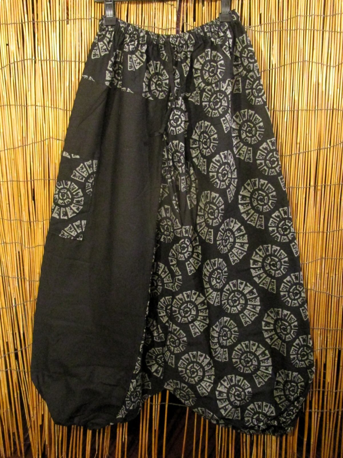 画像1: 黒色＋和風プリント＊切り替え＊コットン素材＊ふんわり＊サルエルパンツ