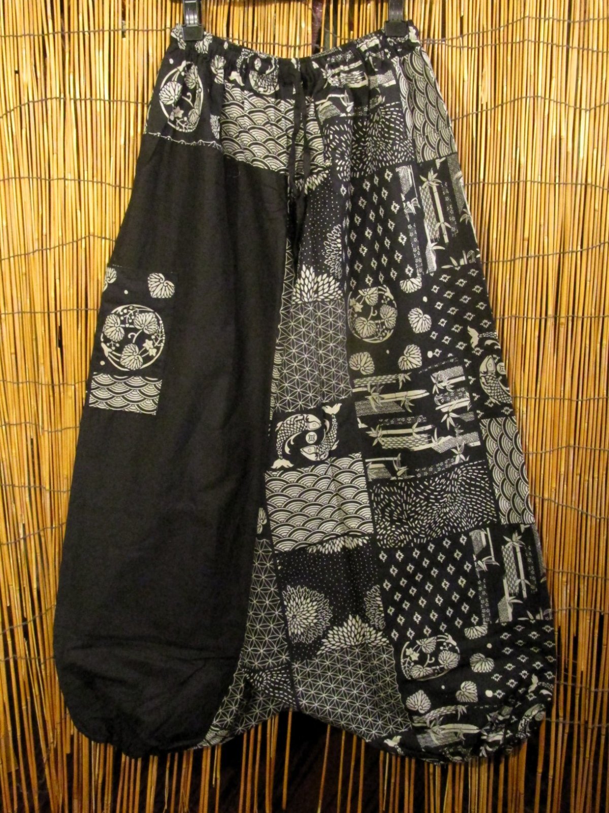 画像1: 黒色＋和風プリント＊切り替え＊コットン素材＊ふんわり＊サルエルパンツ