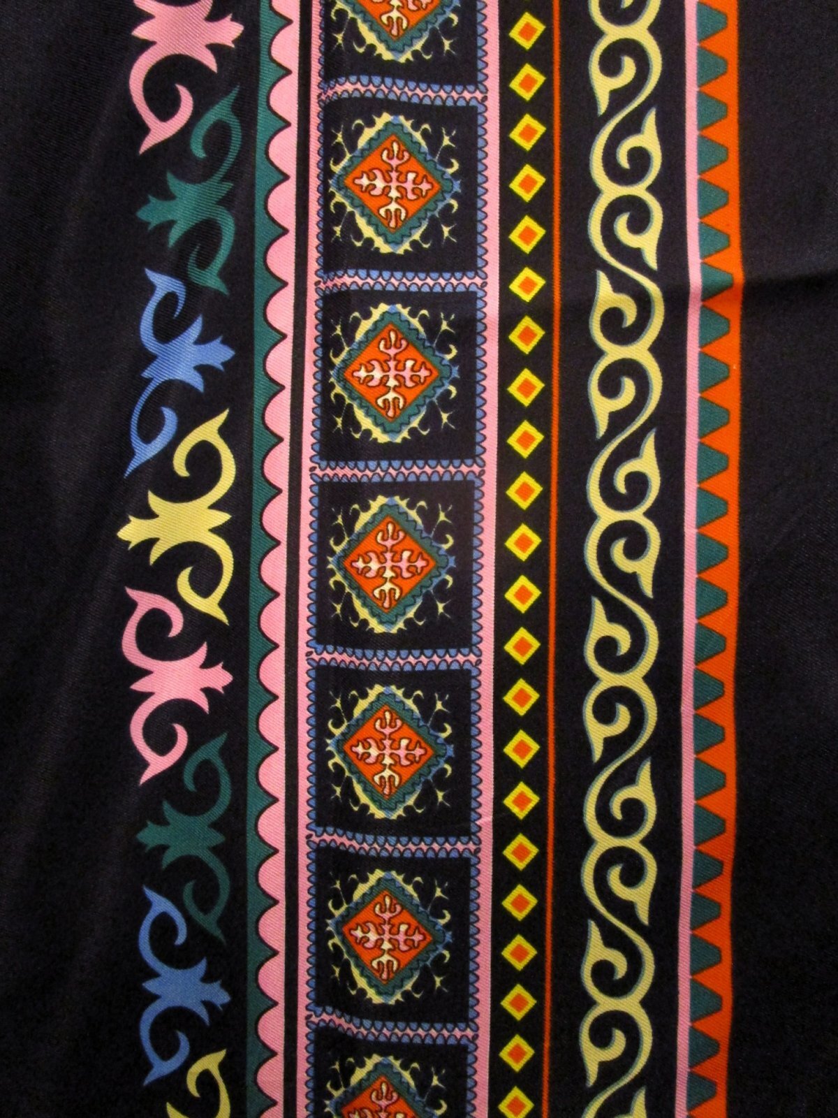 画像: レトロ調プリント＊ポリエステル素材＊タッセル付き＊大判ストール＊マルチクロス