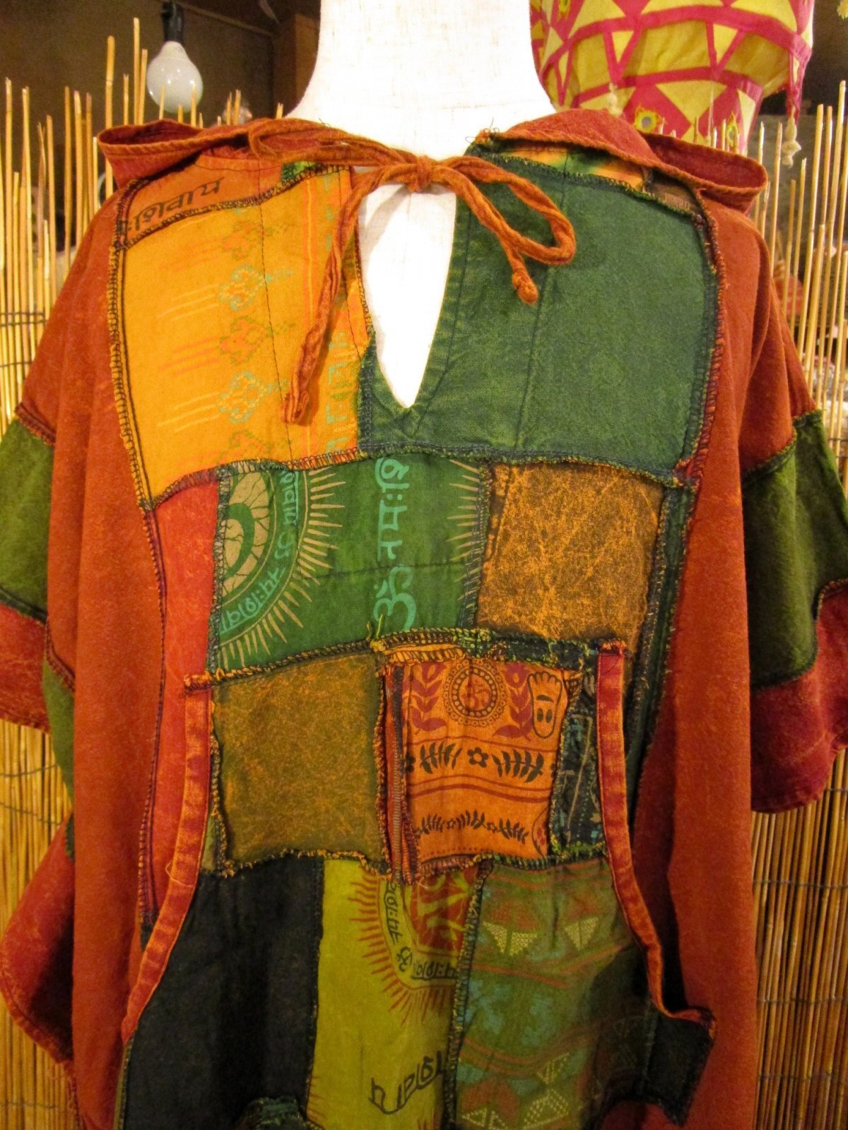 画像: ストーンウォッシュ＊コットン素材＊ゆったりサイズ＊パッチワーク＊フード付き＊ポンチョ