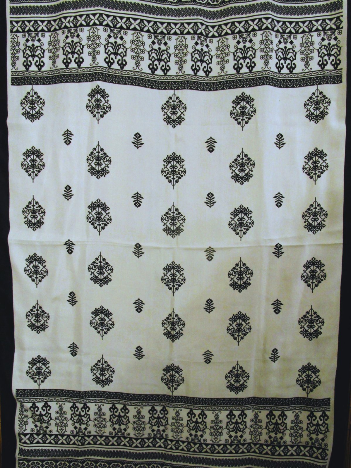 画像: 民族調プリント＊ポリエステル素材＊タッセル付き＊大判ストール＊マルチクロス