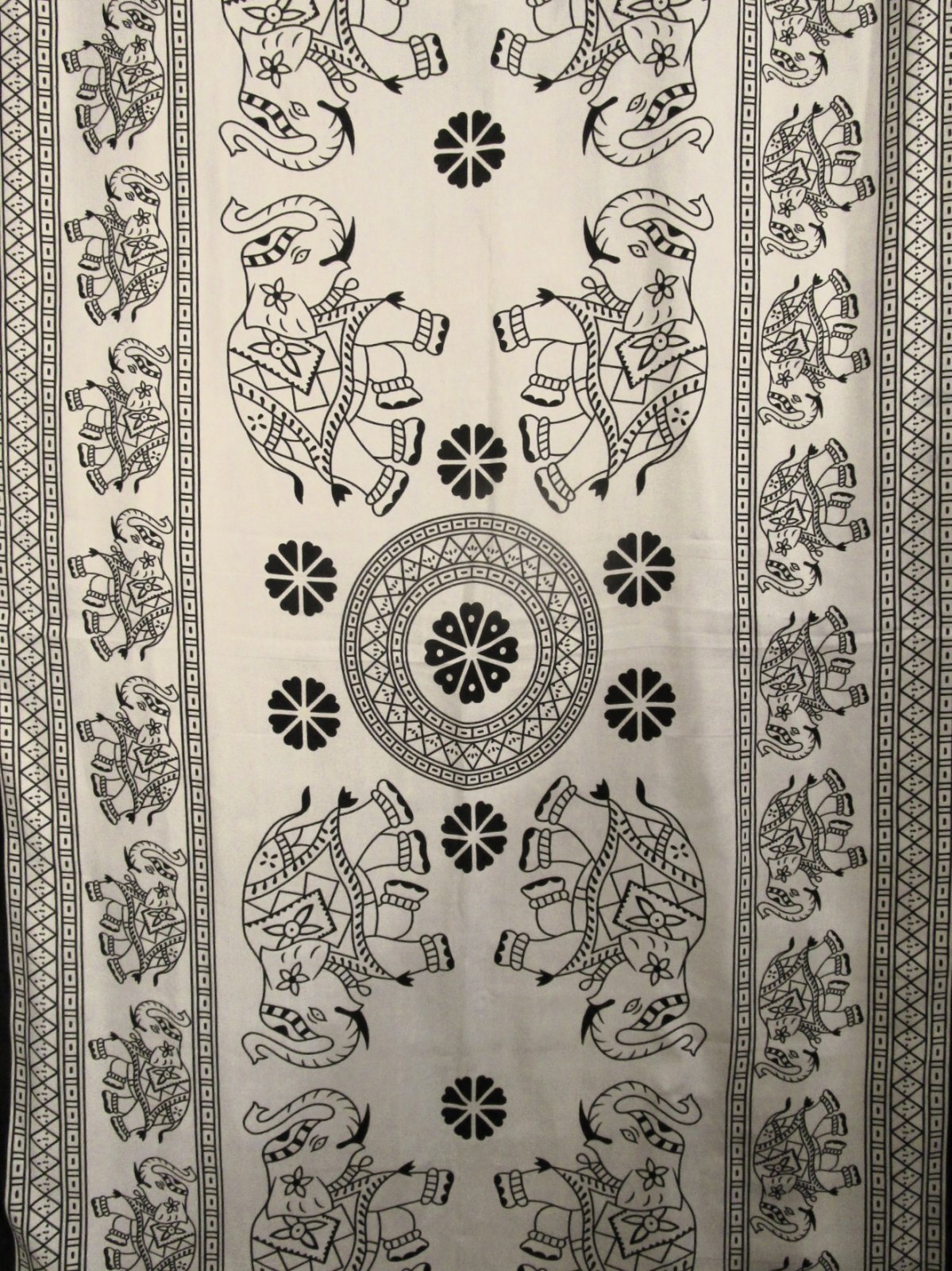 画像: 象さんプリント＊ポリエステル素材＊タッセル付き＊大判ストール＊マルチクロス