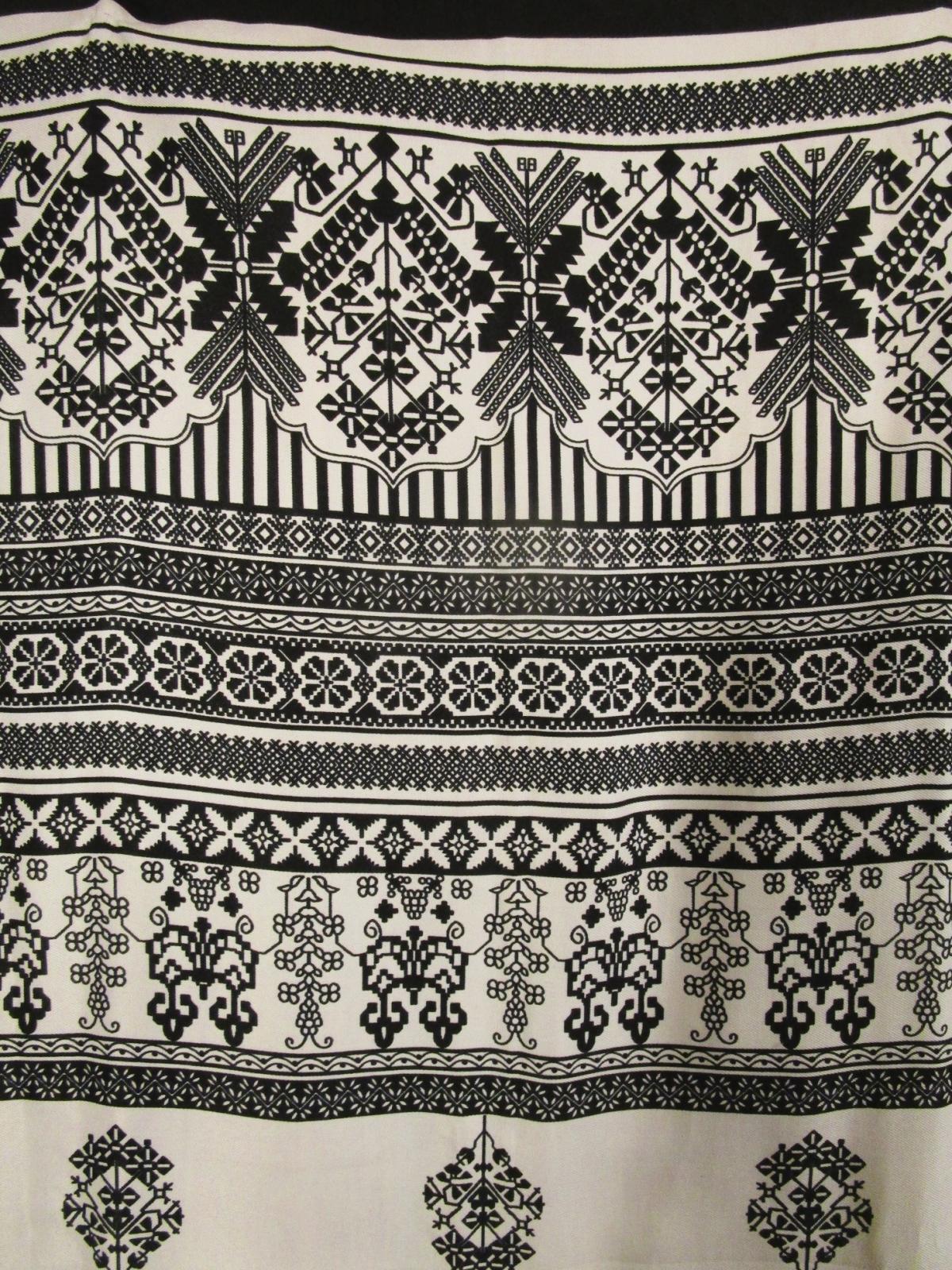 画像: 民族調プリント＊ポリエステル素材＊タッセル付き＊大判ストール＊マルチクロス