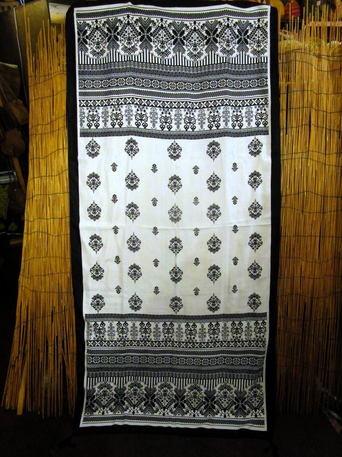 画像1: 民族調プリント＊ポリエステル素材＊タッセル付き＊大判ストール＊マルチクロス