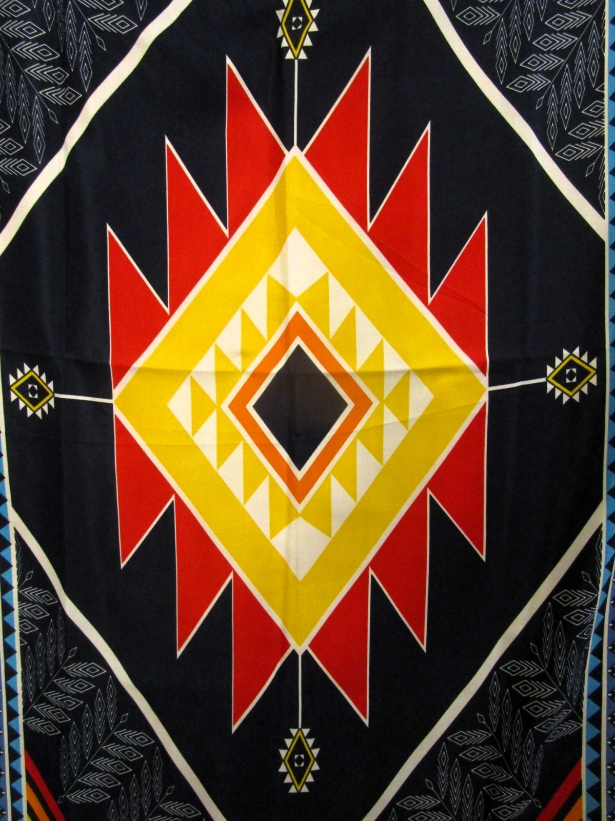 画像: ネイティブプリント＊ポリエステル素材＊タッセル付き＊大判ストール＊マルチクロス