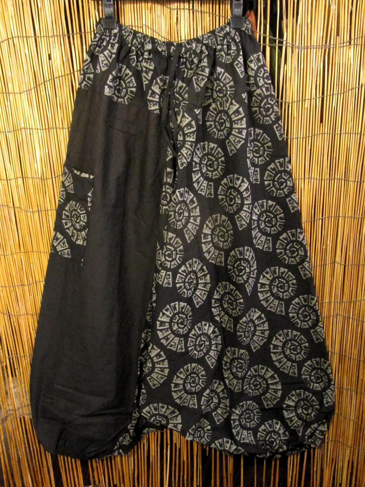 画像1: 黒色＋和風プリント＊切り替え＊コットン素材＊ふんわり＊サルエルパンツ