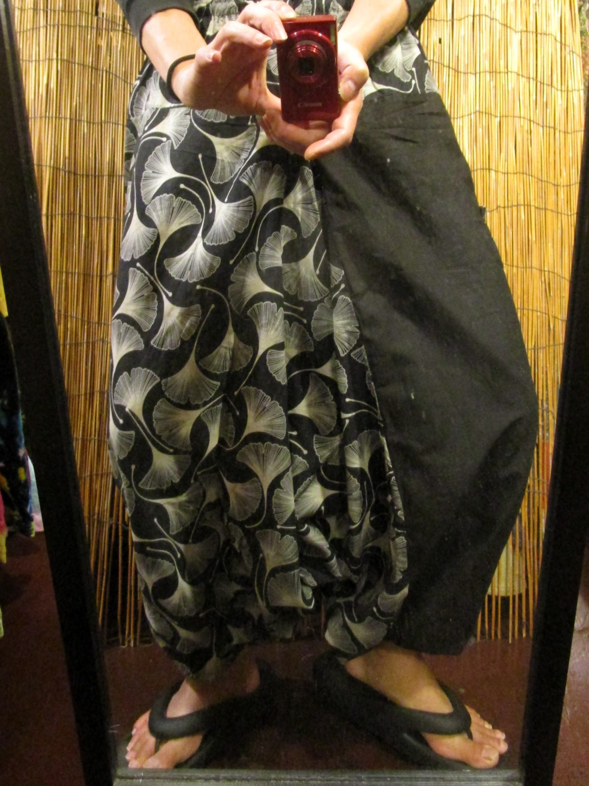 画像: 黒色＋和風プリント＊切り替え＊コットン素材＊ふんわり＊サルエルパンツ