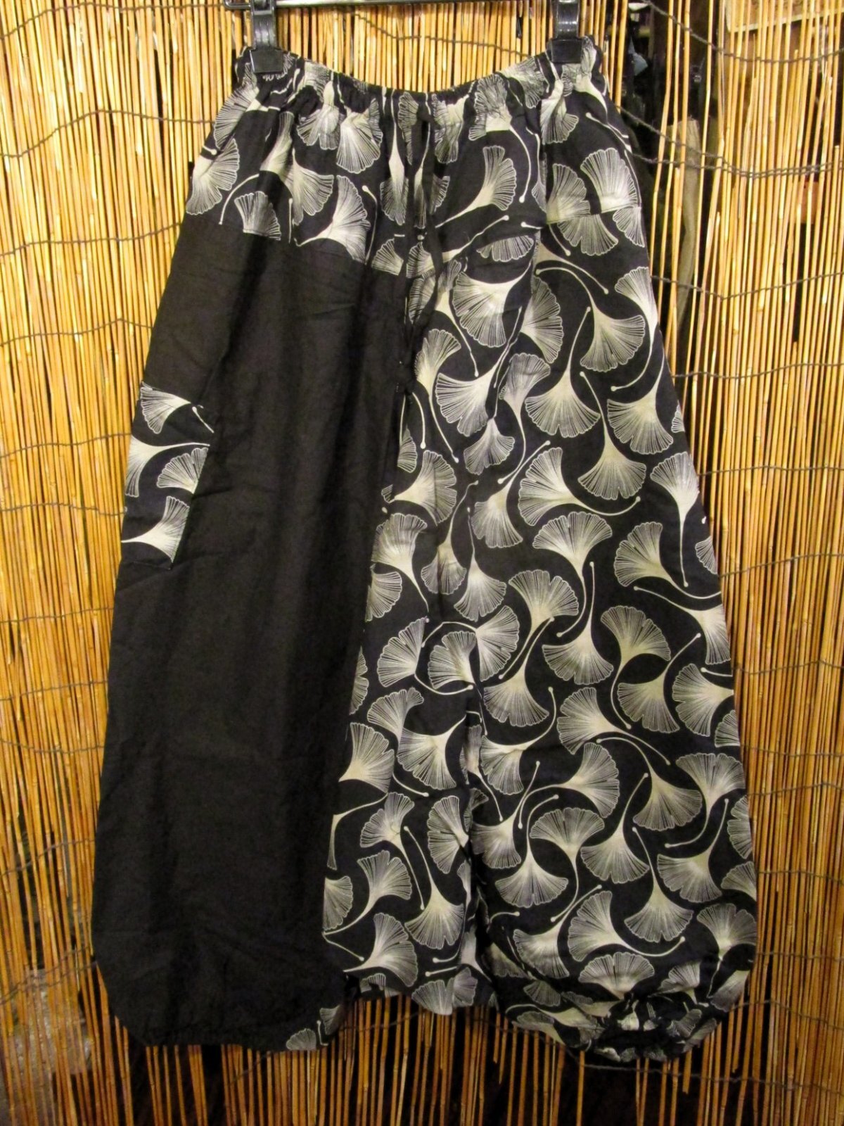 画像1: 黒色＋和風プリント＊切り替え＊コットン素材＊ふんわり＊サルエルパンツ