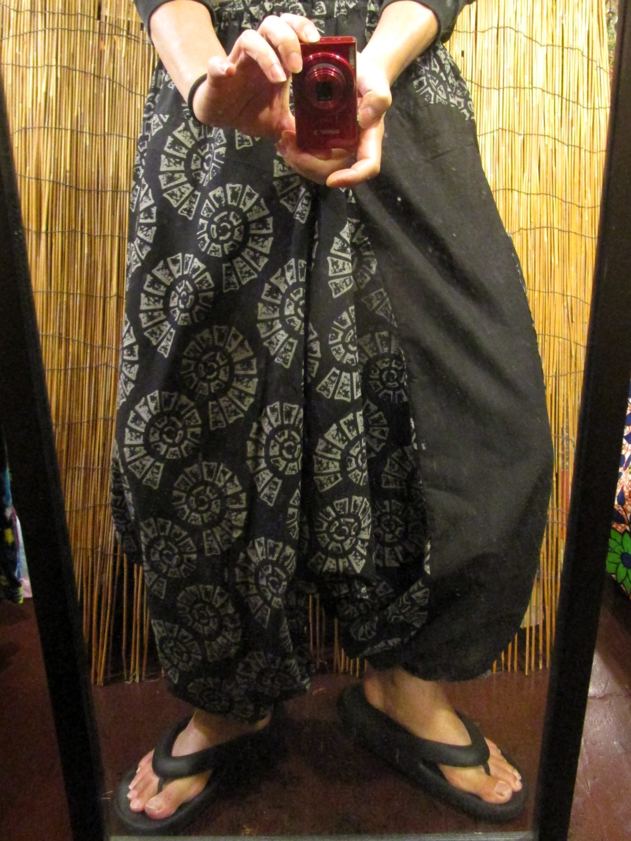 画像: 黒色＋和風プリント＊切り替え＊コットン素材＊ふんわり＊サルエルパンツ