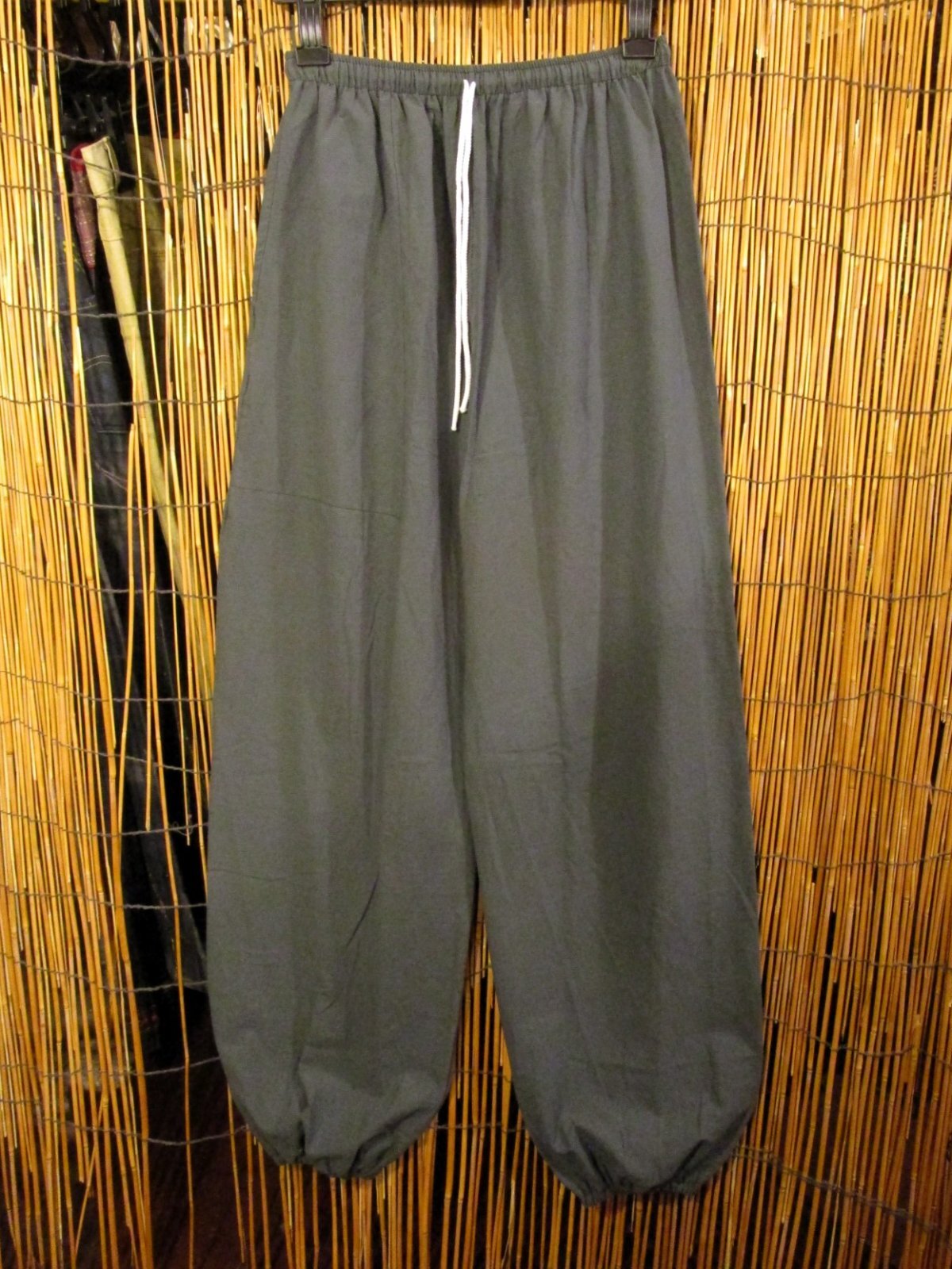 画像1: ねずみ色＊コットン素材＊すっきり＊アラジンパンツ