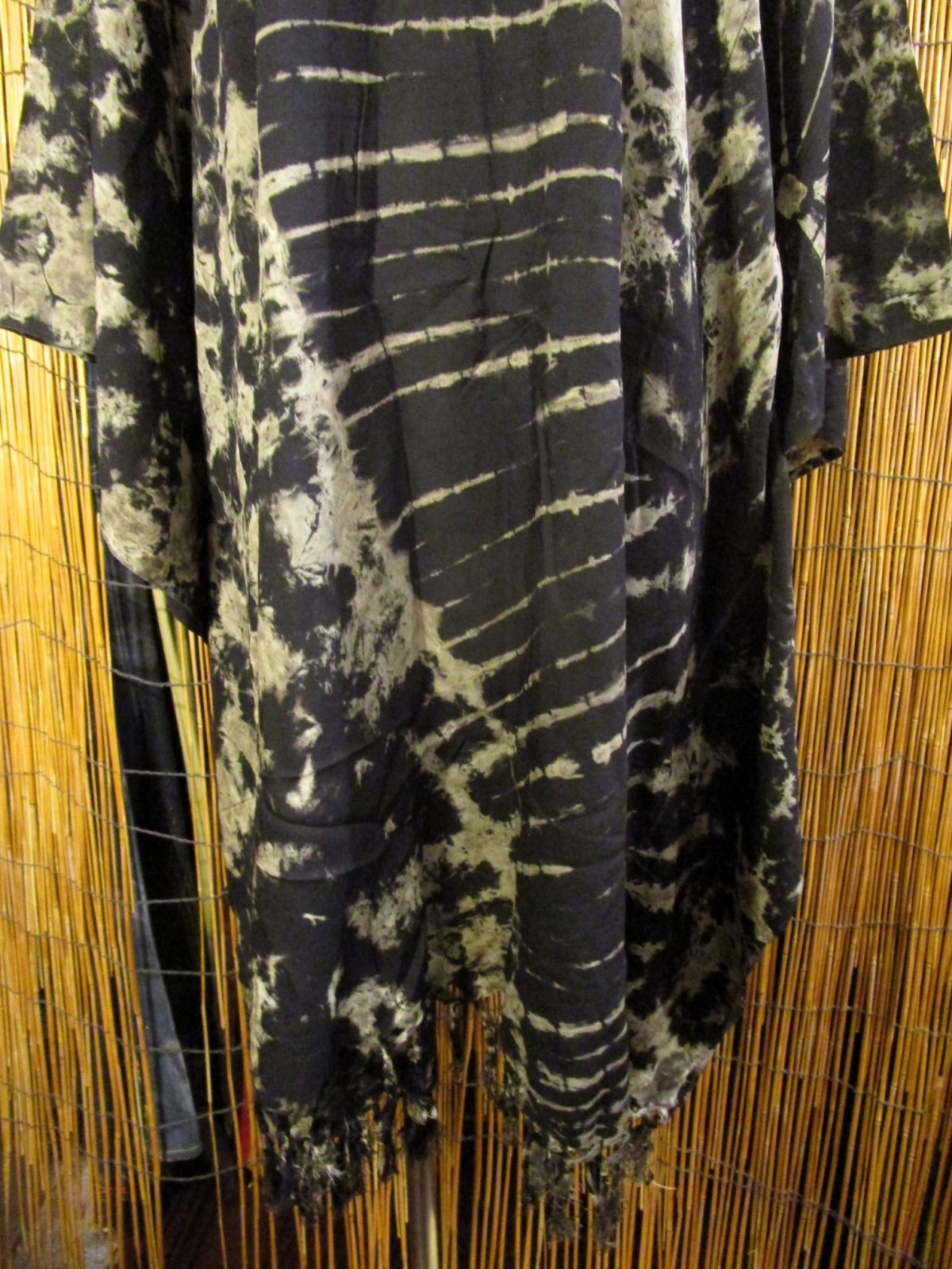 画像: タイダイ染め＊レーヨン素材＊ゆったりサイズ＊フリンジ＊ポンチョ