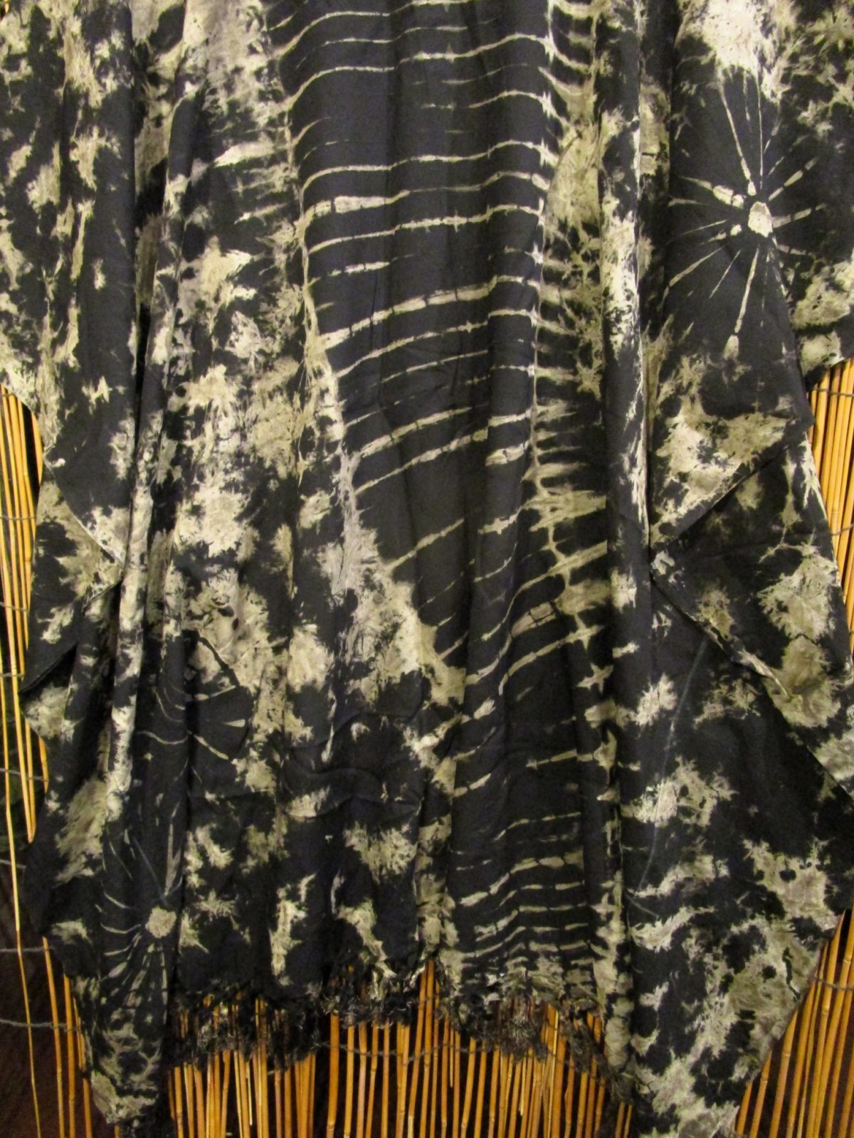 画像: タイダイ染め＊レーヨン素材＊ゆったりサイズ＊フリンジ＊ポンチョ