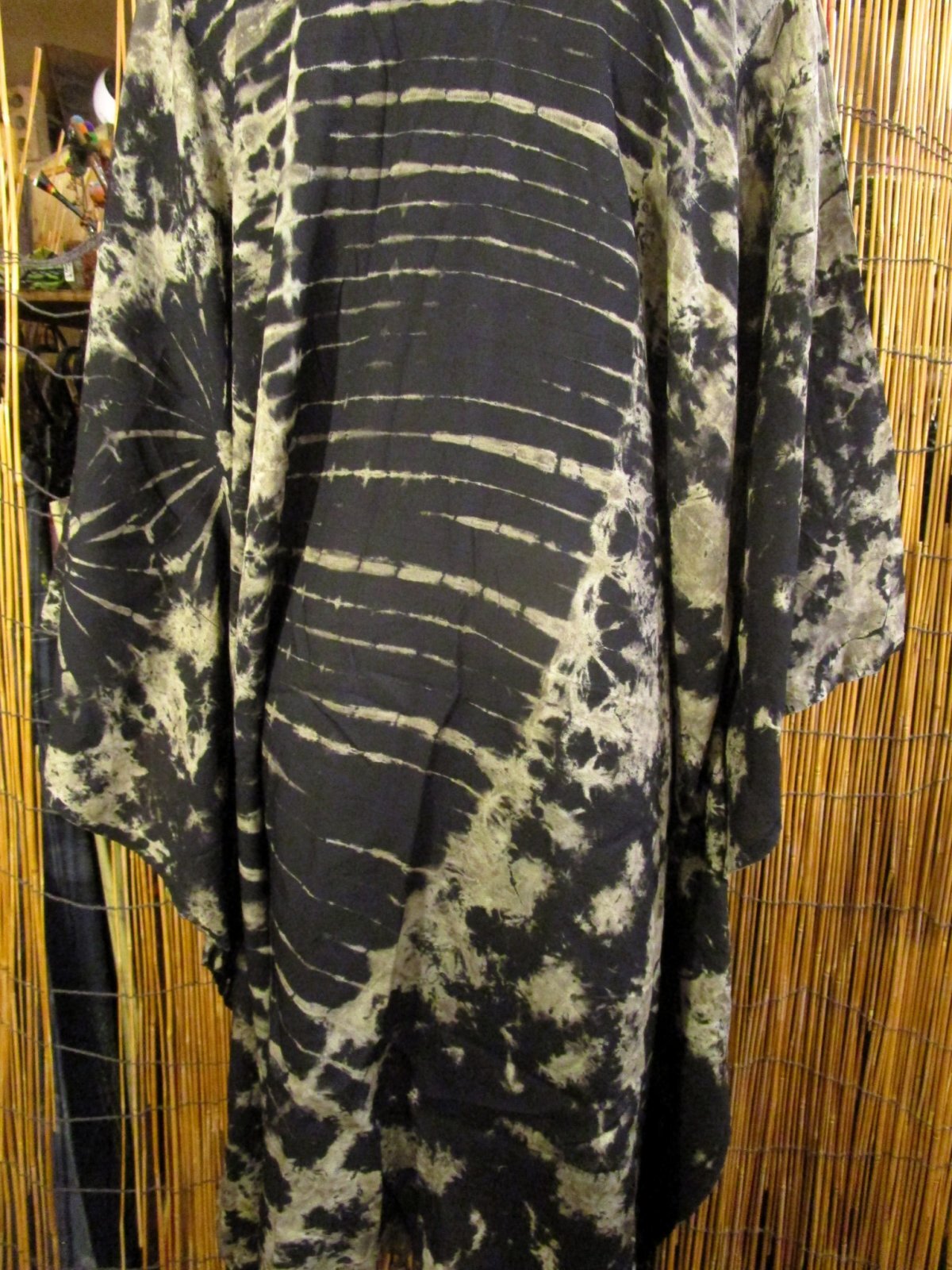 画像: タイダイ染め＊レーヨン素材＊ゆったりサイズ＊フリンジ＊ポンチョ