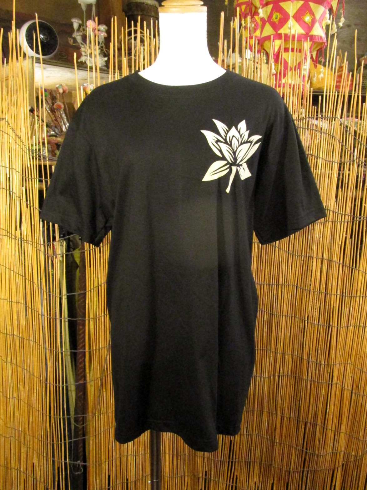 画像1: 黒色＊コットン素材＊抜染プリント＊ロータス＊半袖＊Ｔシャツ＊Ｌ