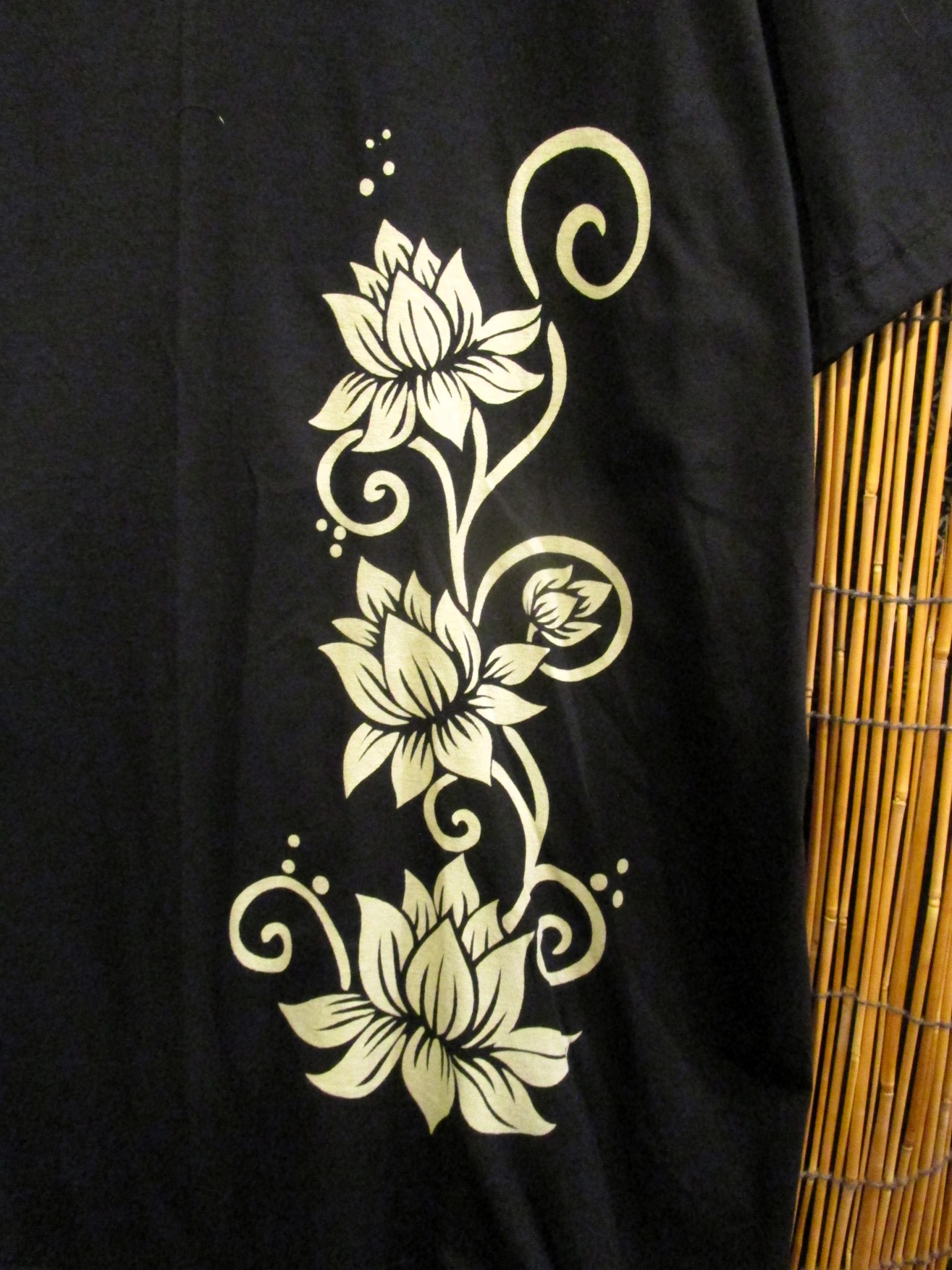 画像: 黒色＊コットン素材＊抜染プリント＊ロータス＊半袖＊Ｔシャツ＊Ｌ