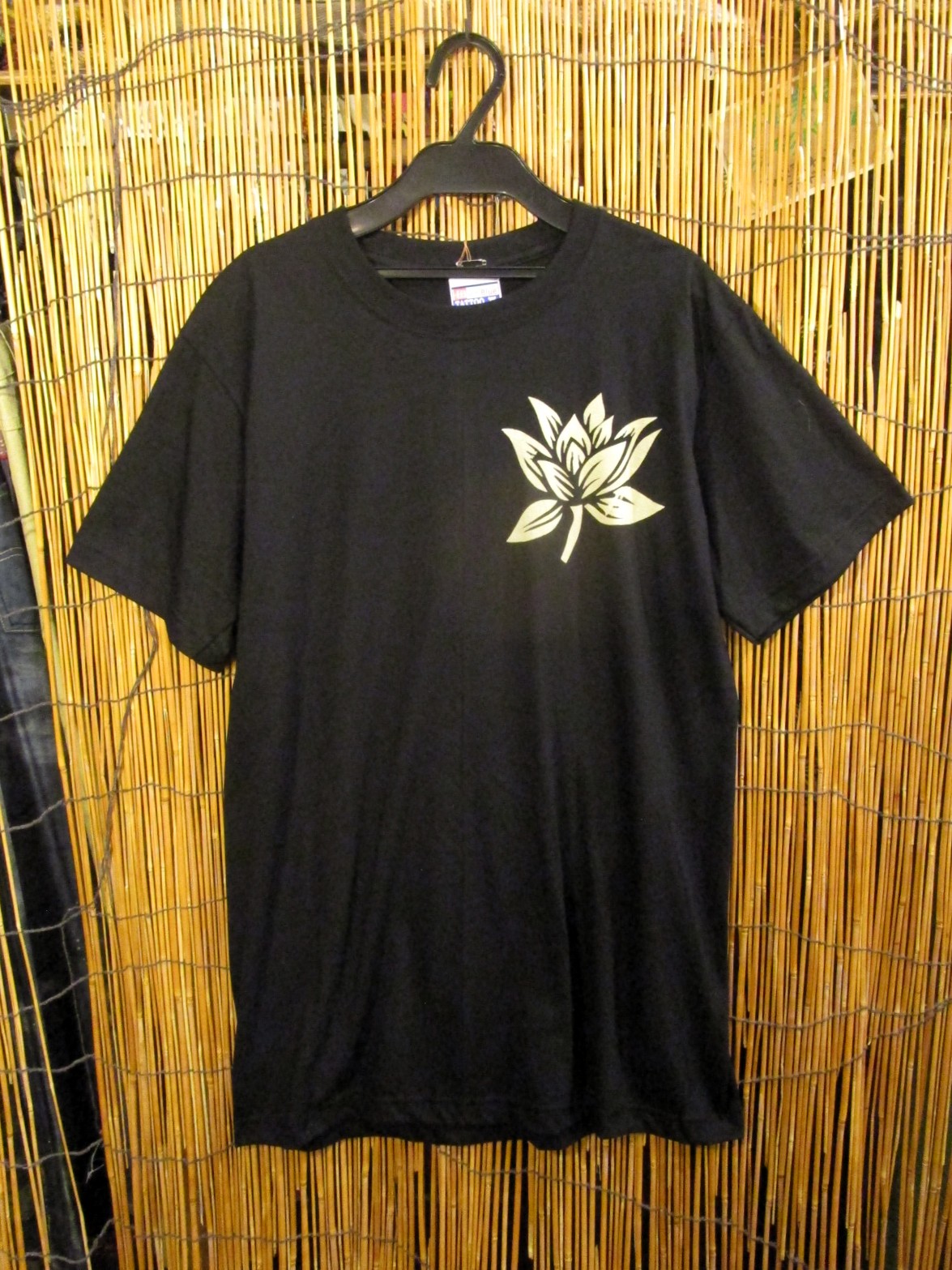 画像: 黒色＊コットン素材＊抜染プリント＊ロータス＊半袖＊Ｔシャツ＊Ｌ