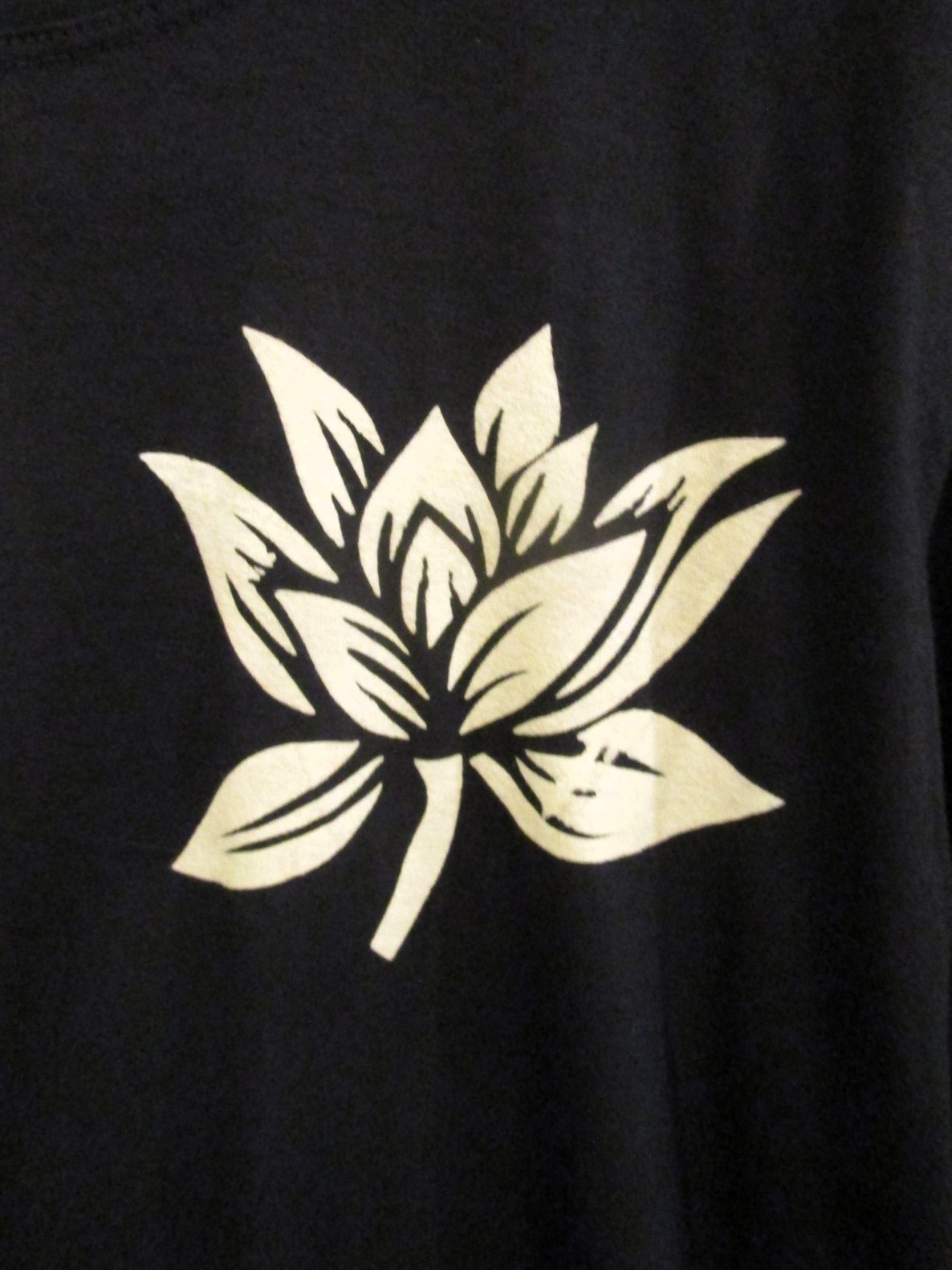 画像: 黒色＊コットン素材＊抜染プリント＊ロータス＊半袖＊Ｔシャツ＊Ｌ