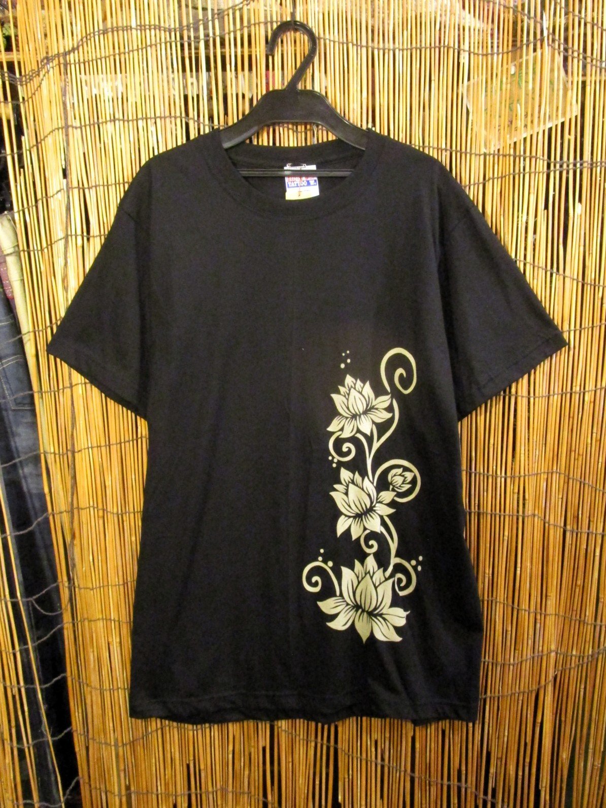 画像: 黒色＊コットン素材＊抜染プリント＊ロータス＊半袖＊Ｔシャツ＊Ｌ