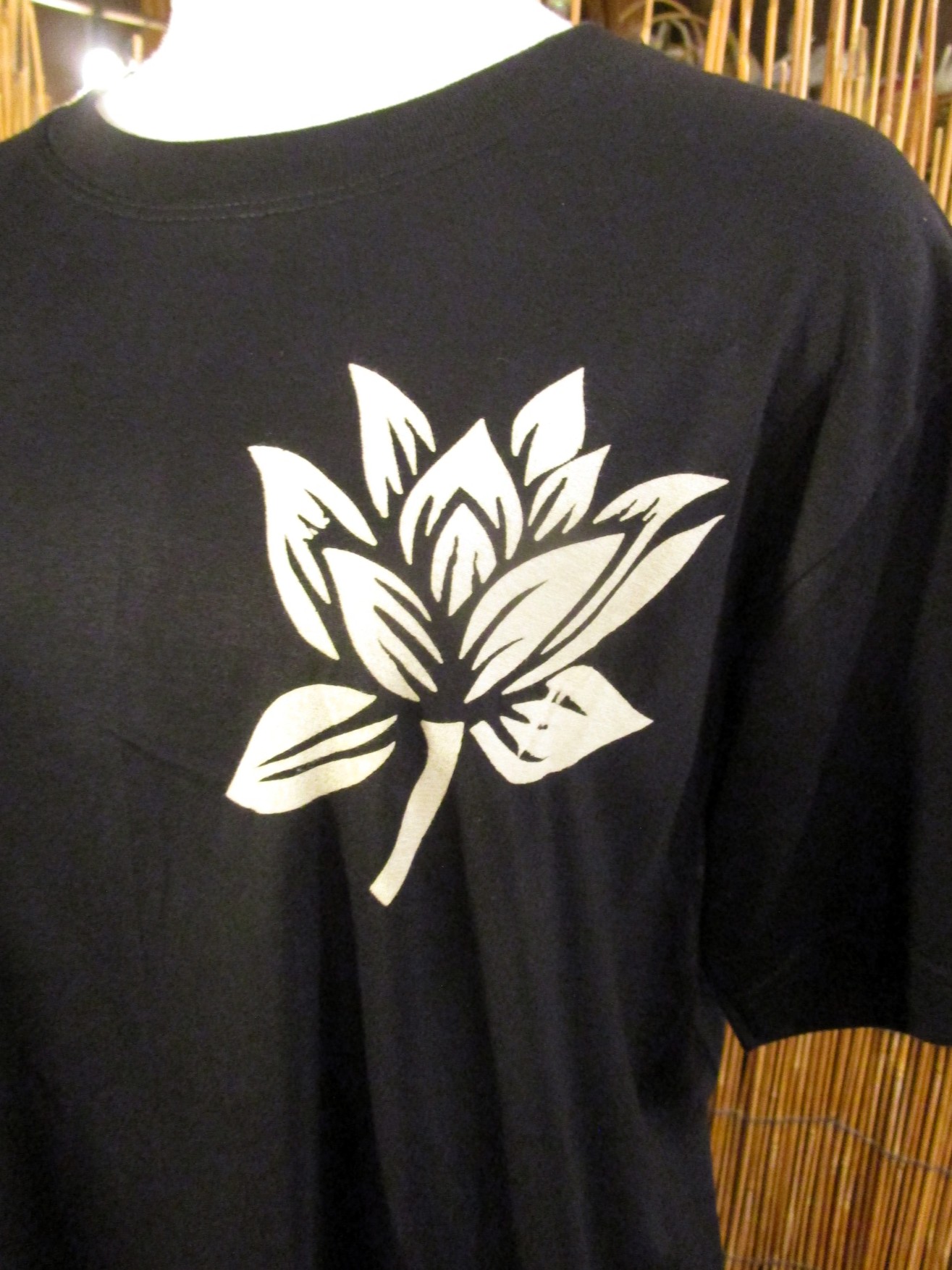 画像2: 黒色＊コットン素材＊抜染プリント＊ロータス＊半袖＊Ｔシャツ＊Ｌ