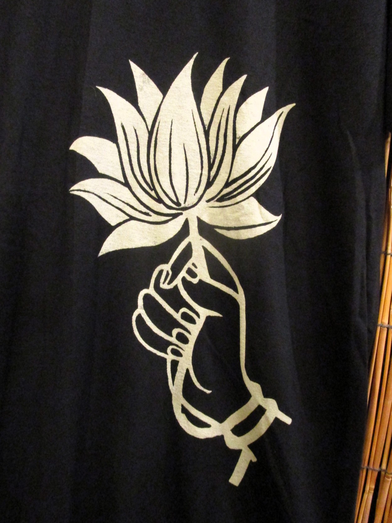 画像: 黒色＊コットン素材＊抜染プリント＊ロータス＊半袖＊Ｔシャツ＊Ｌ