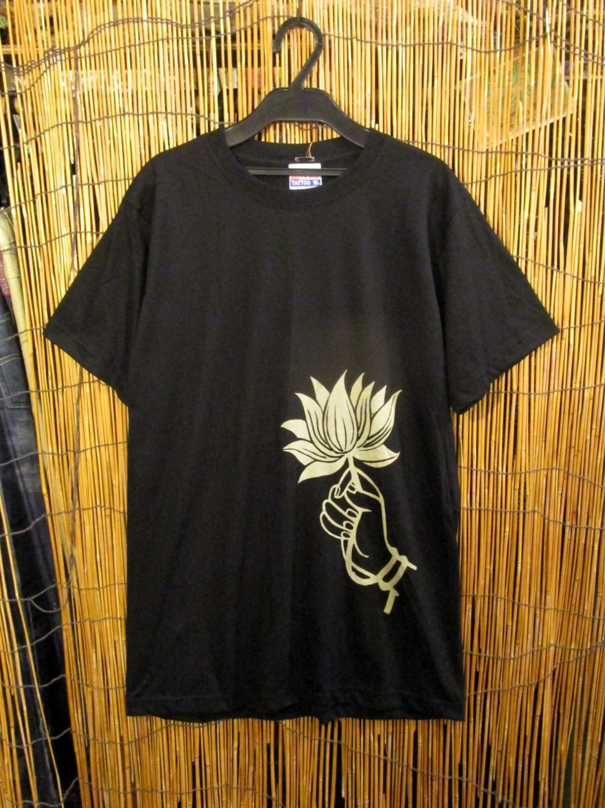 画像: 黒色＊コットン素材＊抜染プリント＊ロータス＊半袖＊Ｔシャツ＊Ｌ
