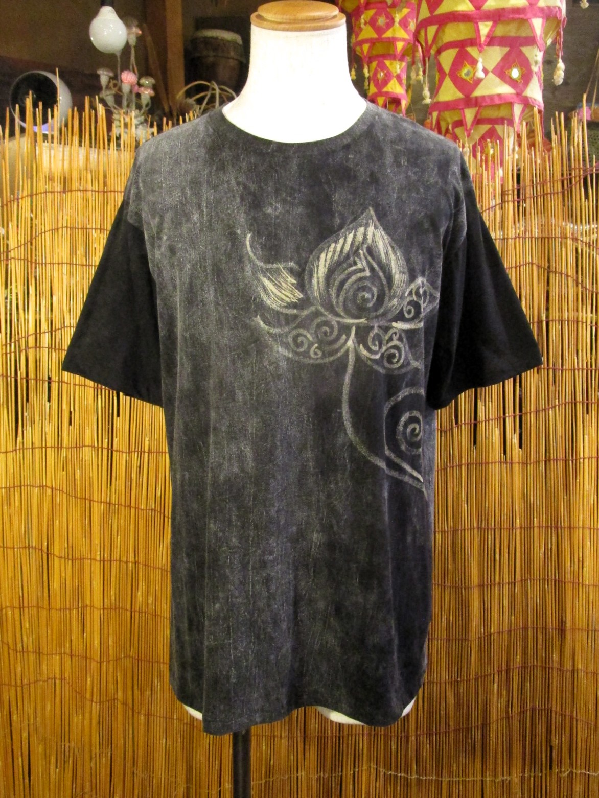 画像2: ストーンウォッシュ加工＊コットン素材＊ロータス＊ハンドペイント＊半袖Ｔシャツ＊ＸＬ