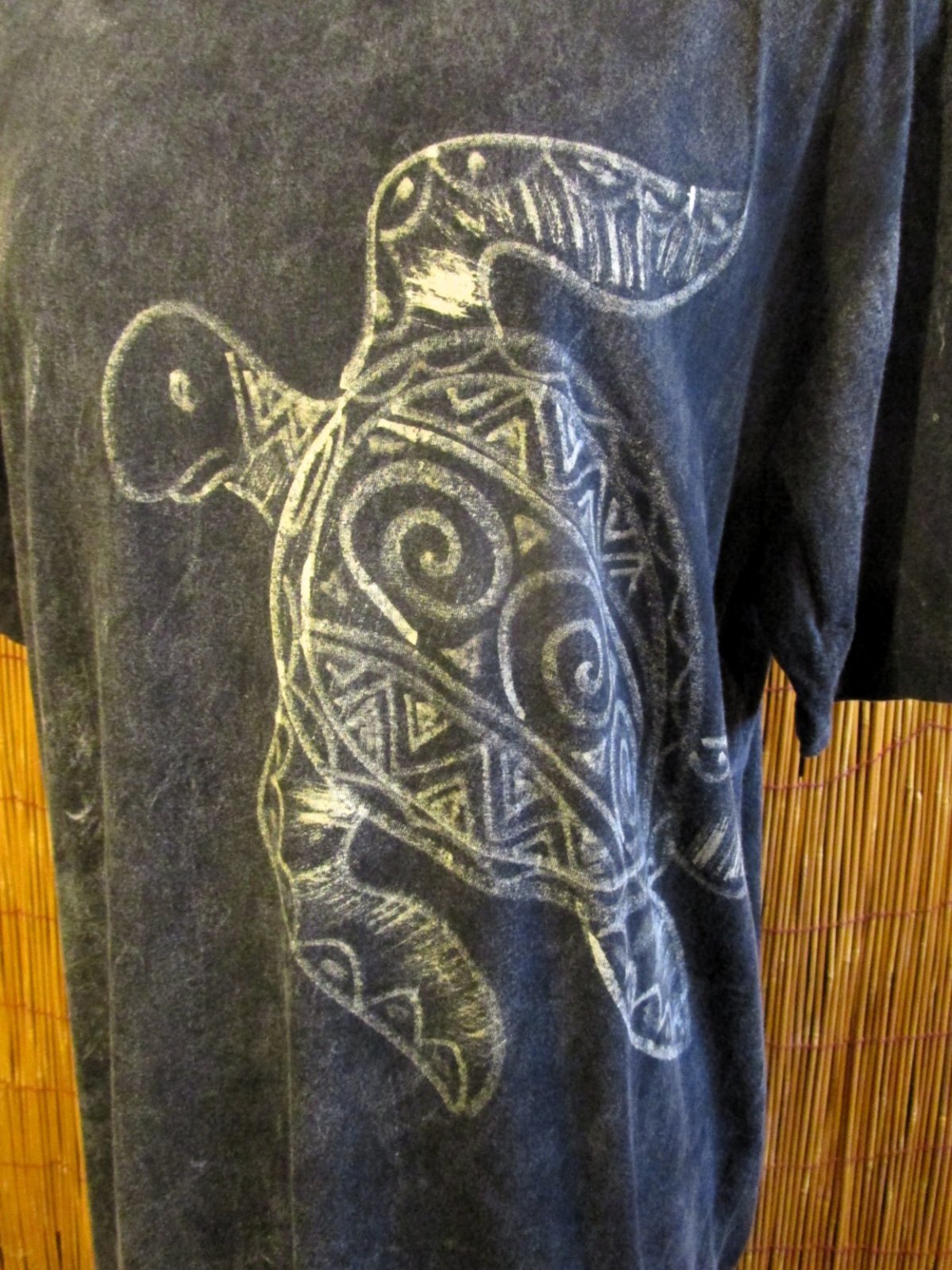 画像: ストーンウォッシュ加工＊コットン素材＊ウミガメ＊ハンドペイント＊半袖Ｔシャツ＊Ｌ