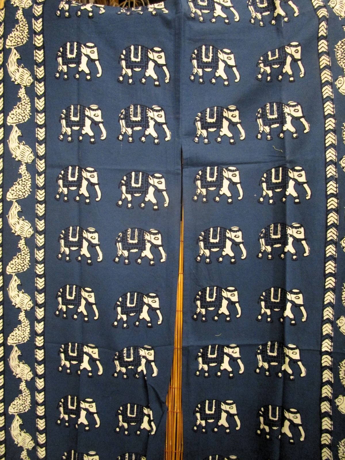 画像3: 【１５０ｃｍ×８５ｃｍ】インド綿＊象と魚プリント＊暖簾＊のれん