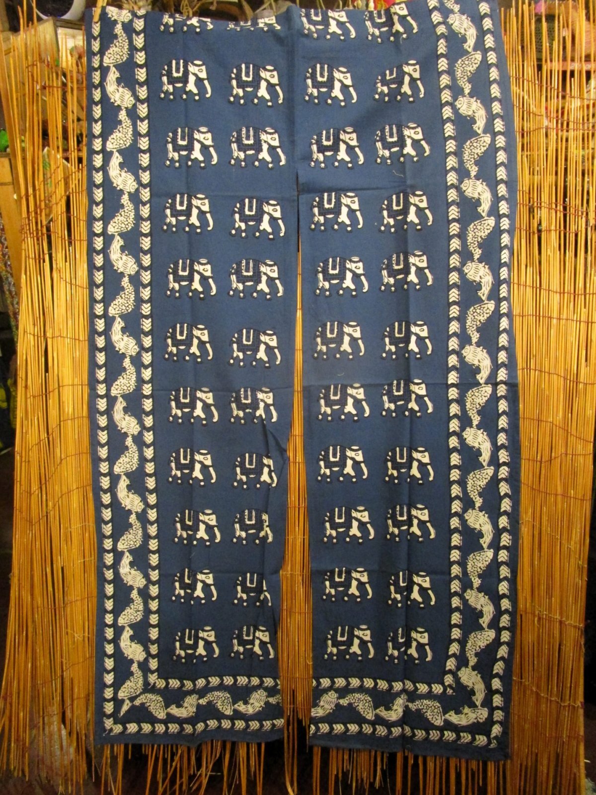 画像2: 【１５０ｃｍ×８５ｃｍ】インド綿＊象と魚プリント＊暖簾＊のれん